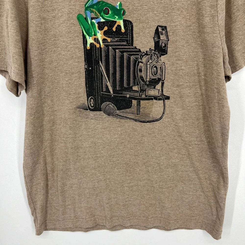 Banana Republic Mens Large Brown Graphic T-Shirt Frog Vintage Camera Photography